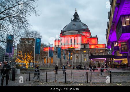 London, Großbritannien. November 2024. Weihnachtsbeleuchtung in der Methodist Central Hall in Westminster, London. Kredit: Maureen McLean/Alamy Stockfoto