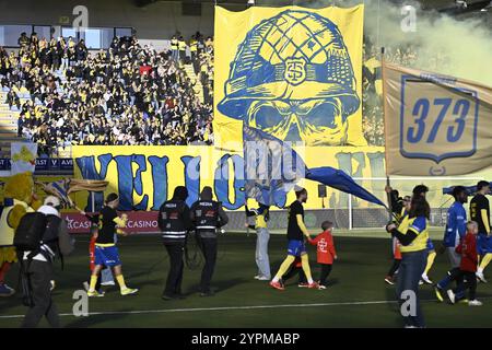 Sint Truiden, Belgien. Dezember 2024. Tifo von STVV vor einem Fußballspiel zwischen Sint-Truiden VV und KRC Genk am Sonntag, den 1. Dezember 2024 in Sint-Truiden, am 16. Tag der Saison 2024-2025 der ersten Liga der „Jupiler Pro League“ der belgischen Meisterschaft. BELGA FOTO JOHAN EYCKENS Credit: Belga News Agency/Alamy Live News Stockfoto