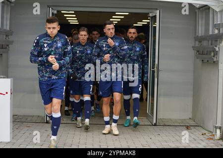 Karlsruhe, Deutschland. Dezember 2024. Der KSC beim einlaufen zum Warmmachen 2. Bundesliga: Karlsruher SC vs Hamburger SV, BBBank Wildpark, Sonntag 01.12.2024 Credit: dpa/Alamy Live News Stockfoto