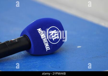 Karlsruhe, Deutschland. Dezember 2024. Mikrofon des KSC ? Meine Heimat? 2. Bundesliga: Karlsruher SC vs Hamburger SV, BBBank Wildpark, Sonntag 01.12.2024 Credit: dpa/Alamy Live News Stockfoto