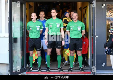 Sint Truiden, Belgien. Dezember 2024. Schiedsrichter Erik Lambrechts vor einem Fußballspiel zwischen Sint-Truiden VV und KRC Genk am Sonntag, den 1. Dezember 2024 in Sint-Truiden, am 16. Tag der Saison 2024-2025 der ersten Liga der „Jupiler Pro League“ der belgischen Meisterschaft. BELGA PHOTO MAARTEN STRAETEMANS Credit: Belga News Agency/Alamy Live News Stockfoto