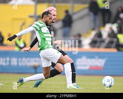 1. Dezember 2024, Baden-Württemberg, Ulm: Fußball: Bundesliga 2, SSV Ulm 1846 – SpVgg Greuther Fürth, 14. Spieltag, Donaustadion. Greuther Fürths Marlon Mustapha (l) im Kampf gegen Ulms Philipp Strompf (r). Foto: Harry langer/dpa - WICHTIGER HINWEIS: Gemäß den Vorschriften der DFL Deutschen Fußball-Liga und des DFB Deutschen Fußball-Bundes ist es verboten, im Stadion und/oder des Spiels aufgenommene Fotografien in Form von sequenziellen Bildern und/oder videoähnlichen Fotoserien zu verwenden oder zu verwenden. Stockfoto