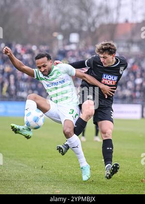 1. Dezember 2024, Baden-Württemberg, Ulm: Fußball: Bundesliga 2, SSV Ulm 1846 – SpVgg Greuther Fürth, 14. Spieltag, Donaustadion. Greuther Fürths Julian Green (l) im Kampf gegen Ulms Maurice Krattenmacher (r). Foto: Harry langer/dpa - WICHTIGER HINWEIS: Gemäß den Vorschriften der DFL Deutschen Fußball-Liga und des DFB Deutschen Fußball-Bundes ist es verboten, im Stadion und/oder des Spiels aufgenommene Fotografien in Form von sequenziellen Bildern und/oder videoähnlichen Fotoserien zu verwenden oder zu verwenden. Stockfoto