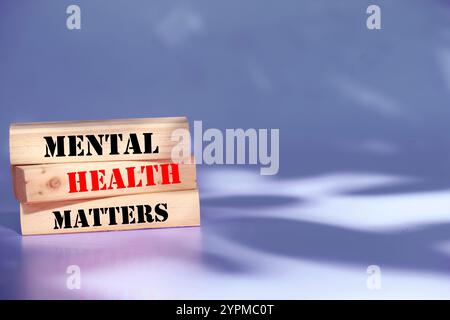 Symbol für psychische Gesundheit. Konzeptworte psychische Gesundheit zählt auf Holzklötzen. Wunderschöner blauer Hintergrund. Gesundheit und psychische Gesundheit Angelegenheiten Co Stockfoto