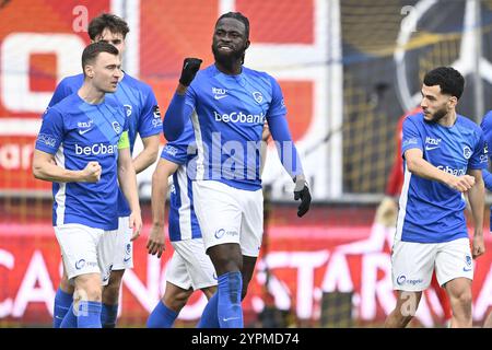 Genks Tolu Toluwalase Arokodare feiert nach einem Torschuss während eines Fußballspiels zwischen Sint-Truiden VV und KRC Genk am Sonntag, den 1. Dezember 2024 in Sint-Truiden, am 16. Tag der Saison 2024-2025 der ersten Liga der „Jupiler Pro League“ der belgischen Meisterschaft. BELGA FOTO JOHAN EYCKENS Stockfoto