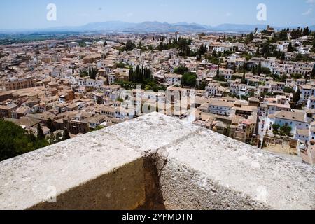 Sonnendurchfluteter Horizont: Blick von einem Marmorbalkon aus weißen Häusern mit roten Dächern in Südspanien Stockfoto