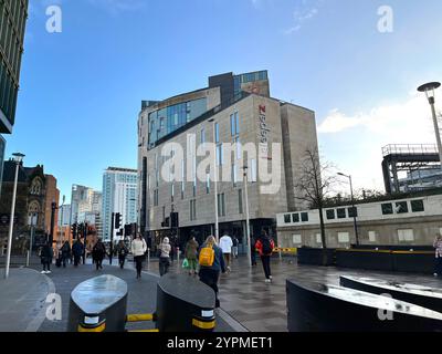 Auswahl an Hotels in der Nähe des Cardiff Central Station, einschließlich Sleeperz, Clayton und Radisson Blu in der Ferne. November 2024. Stockfoto