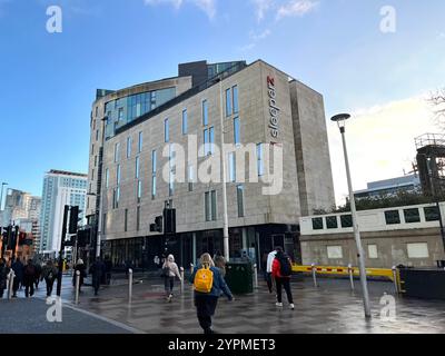 Auswahl an Hotels in der Nähe des Cardiff Central Station, einschließlich Sleeperz, Clayton und Radisson Blu in der Ferne. November 2024. Stockfoto