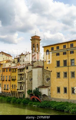 Gebäude am Ufer des Flusses Arno Florenz Toskana Italien Stockfoto