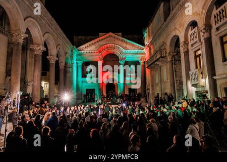 Split, Hrvatska. März 2024. Der Advent in Split wurde durch das Anzünden der ersten Adventskerze eröffnet. Die Adventskerze wurde vom Bürgermeister von Split, Ivica Puljak, angezündet, während die Stadtchöre am 30. November 2024 Weihnachtslieder in Split, Kroatien, sangen. Foto: Zvonimir Barisin/PIXSELL Credit: Pixsell/Alamy Live News Stockfoto