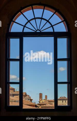 Blick von einem italienischen Fenster in Bologna Emilia Romanga Italien Stockfoto