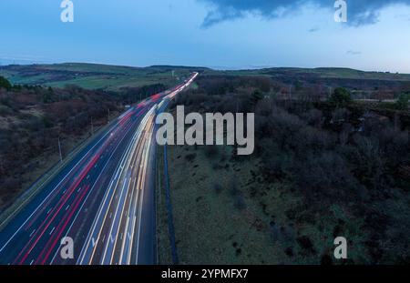 Langzeitbelichtungsbild über der Scammonden Bridge in Kirklees, West Yorkshire, am frühen Abend mit Lichtwegen und der Landschaft. Stockfoto