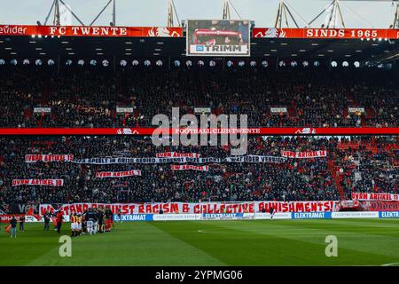 ENSCHEDE - Fans des fc twente agitieren mit Bannern gegen Sanktionsmaßnahmen während des niederländischen Eredivisie-Spiels zwischen dem FC Twente und GO Ahead Eagles im Stadion de Grolsch Veste am 1. Dezember 2024 in Enschede, Niederlande. ANP VINCENT JANNINK Stockfoto