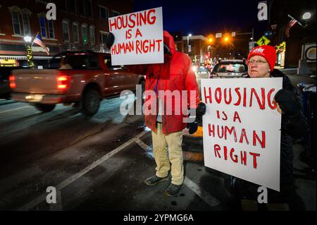 Montpelier, Vermont, USA, 30. November 2024. Menschen demonstrieren im Namen der Ungeweihten während einer Mahnwache bei Kerzenschein vor Montpeliers Rathaus, um den Tod von Tammy und Lucas Menard zu feiern, deren Leichen letzte Woche in ihrem Zelt in Wolcott, Vermont, gefunden wurden. Das Paar soll früher im Herbst ein staatlich finanziertes Motelzimmer verlassen haben, als sein 80-Tage-Gutschein endete. Beamte haben die Todesursache noch nicht angegeben. Das State Motel Programm soll die Zimmer am 1. Dezember wieder eröffnen. John Lazenby/Alamy Live News Stockfoto