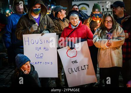 Montpelier, Vermont, USA, 30. November 2024. Menschen demonstrieren im Namen der Ungeweihten während einer Mahnwache bei Kerzenschein vor Montpeliers Rathaus, um den Tod von Tammy und Lucas Menard zu feiern, deren Leichen letzte Woche in ihrem Zelt in Wolcott, Vermont, gefunden wurden. Das Paar soll früher im Herbst ein staatlich finanziertes Motelzimmer verlassen haben, als sein 80-Tage-Gutschein endete. Beamte haben die Todesursache noch nicht angegeben. Das State Motel Programm soll die Zimmer am 1. Dezember wieder eröffnen. John Lazenby/Alamy Live News Stockfoto