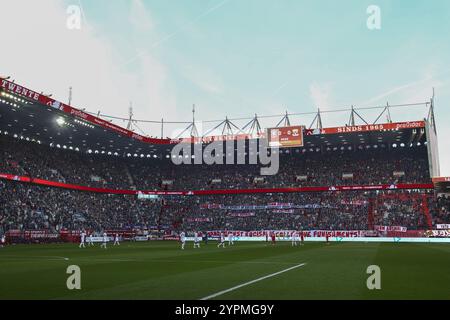 ENSCHEDE - Fans des FC Twente agitieren mit Bannern gegen Sanktionsmaßnahmen während des niederländischen Eredivisie-Spiels zwischen dem FC Twente und GO Ahead Eagles im Stadion de Grolsch Veste am 1. Dezember 2024 in Enschede, Niederlande. ANP VINCENT JANNINK Stockfoto