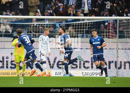 Karlsruhe, Deutschland. Dezember 2024. Torjubel zum 1:1 durch Schleusener? Fabian (Karlsruher SC 24) 2. Bundesliga: Karlsruher SC vs Hamburger SV, BBBank Wildpark, Sonntag 01.12.2024 Credit: dpa/Alamy Live News Stockfoto