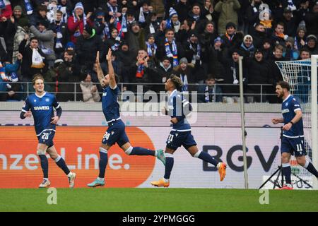 Karlsruhe, Deutschland. Dezember 2024. Torjubel zum 1:1 durch Schleusener? Fabian (Karlsruher SC 24) 2. Bundesliga: Karlsruher SC vs Hamburger SV, BBBank Wildpark, Sonntag 01.12.2024 Credit: dpa/Alamy Live News Stockfoto