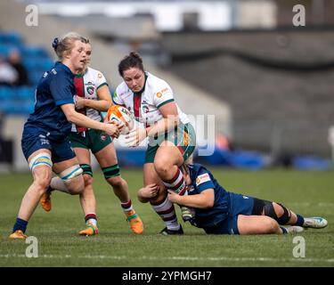 Dezember 2024; Salford Community Stadium, Salford, Lancashire, England; Allianz Premiership Womens Rugby, Sale Sharks versus Leicester Tigers; Amy Cokayne von Leicester Tigers Women wird angegriffen Stockfoto