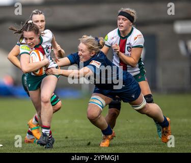 Dezember 2024; Salford Community Stadium, Salford, Lancashire, England; Allianz Premiership Womens Rugby, Sale Sharks versus Leicester Tigers; Amy Relf von Leicester Tigers Women wird angegriffen Stockfoto