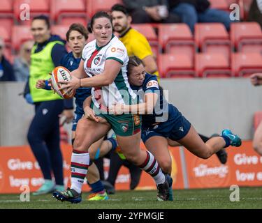 Dezember 2024; Salford Community Stadium, Salford, Lancashire, England; Allianz Premiership Womens Rugby, Sale Sharks versus Leicester Tigers; Amy Cokayne von Leicester Tigers Women wird angegriffen Stockfoto