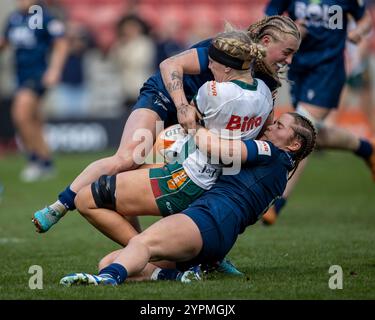 Dezember 2024; Salford Community Stadium, Salford, Lancashire, England; Allianz Premiership Womens Rugby, Sale Sharks versus Leicester Tigers; Eva Donaldson von Leicester Tigers Women wird angegriffen Stockfoto