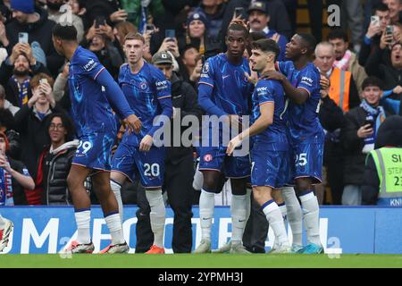 London, Großbritannien. Dezember 2024. Nicolas Jackson (3. R) aus Chelsea feiert, nachdem er während des Premier League-Spiels in Stamford Bridge in London das Eröffnungstor erzielt hat. Der Bildnachweis sollte lauten: Paul Terry/Sportimage Credit: Sportimage Ltd/Alamy Live News Stockfoto