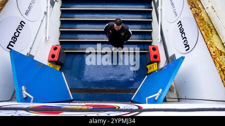 Harborough Town Manager Mitch Austin auf dem Spielfeld vor dem Spiel während der zweiten Runde des Emirates FA Cup im Select Car Leasing Stadium, Reading. Bilddatum: Sonntag, 1. Dezember 2024. Stockfoto