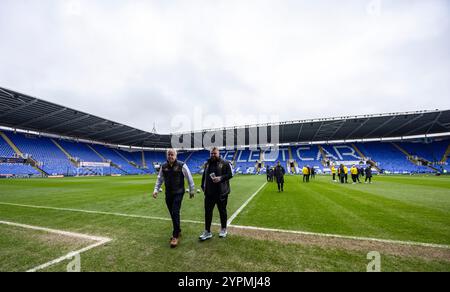 Harborough Town Manager Mitch Austin auf dem Spielfeld vor dem Spiel während der zweiten Runde des Emirates FA Cup im Select Car Leasing Stadium, Reading. Bilddatum: Sonntag, 1. Dezember 2024. Stockfoto