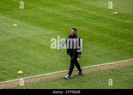 Harborough Town Manager Mitch Austin auf dem Spielfeld vor dem Spiel während der zweiten Runde des Emirates FA Cup im Select Car Leasing Stadium, Reading. Bilddatum: Sonntag, 1. Dezember 2024. Stockfoto