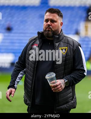 Harborough Town Manager Mitch Austin auf dem Spielfeld vor dem Spiel während der zweiten Runde des Emirates FA Cup im Select Car Leasing Stadium, Reading. Bilddatum: Sonntag, 1. Dezember 2024. Stockfoto