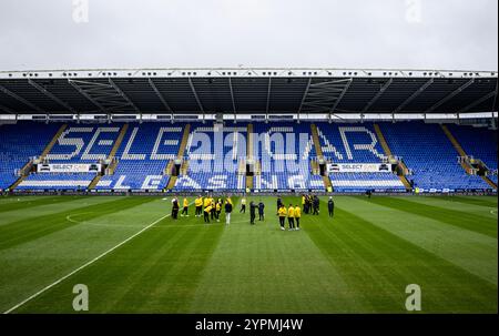 Harborough Town Spieler auf dem Spielfeld vor dem Spiel während der zweiten Runde des Emirates FA Cup im Select Car Leasing Stadium, Reading. Bilddatum: Sonntag, 1. Dezember 2024. Stockfoto