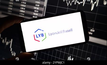 Konskie, Polen – 30. November 2024: Logo des Unternehmens LyondellBasell auf dem Mobiltelefon Stockfoto