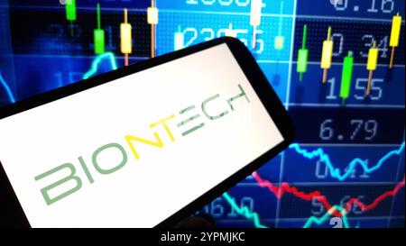 Konskie, Polen – 30. November 2024: Das BioNTech-Firmenlogo wird auf dem Mobiltelefon angezeigt Stockfoto