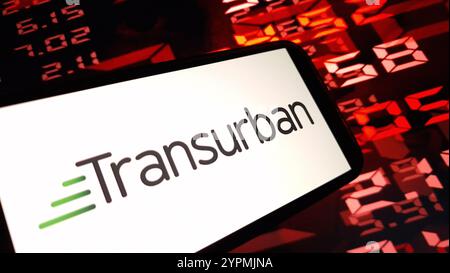 Konskie, Polen - 30. November 2024: Logo des Unternehmens Transurban auf dem Mobiltelefon Stockfoto