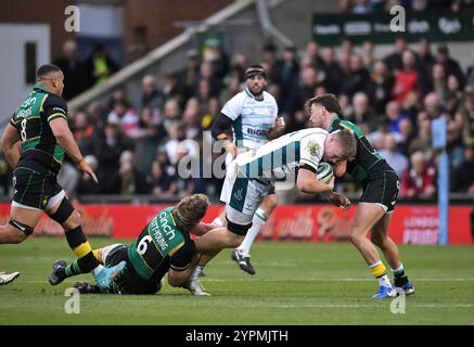 London, Großbritannien. November 2024. Angus Scott-Young und George Furbank aus Northampton bekämpfen Arthur Clark aus Gloucester während des Gallagher Premiership Rugby-Spiels zwischen Northampton Saints und Gloucester Rugby im Cinch Stadium am 29. November 2024 in London. Quelle: Gary Mitchell, GMP Media/Alamy Live News Stockfoto