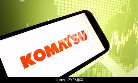 Konskie, Polen – 30. November 2024: Firmenlogo von Komatsu auf dem Mobiltelefon Stockfoto