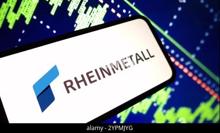 Konskie, Polen - 30. November 2024: Rheinmetall Firmenlogo auf dem Mobiltelefon Stockfoto