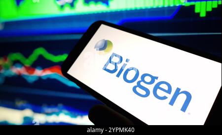 Konskie, Polen – 30. November 2024: Firmenlogo von Biogen auf dem Mobiltelefon Stockfoto