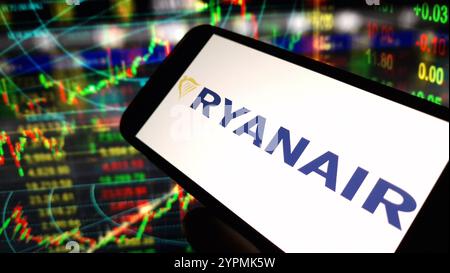 Konskie, Polen – 30. November 2024: Firmenlogo von Ryanair auf dem Mobiltelefon Stockfoto