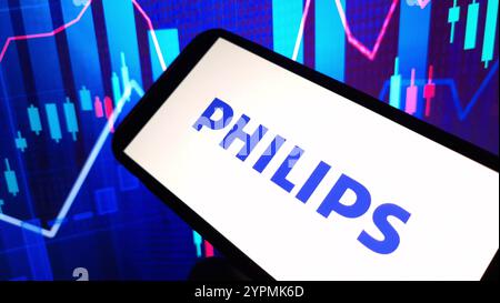 Konskie, Polen – 30. November 2024: Das Firmenlogo von Philips wird auf dem Mobiltelefon angezeigt Stockfoto