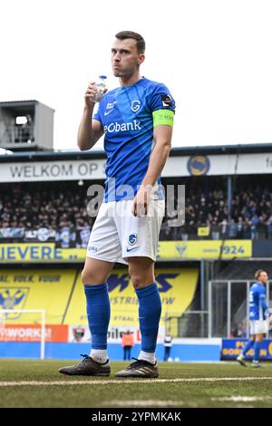 Sint Truiden, Belgien. Dezember 2024. Genks Bryan Heynen wurde während eines Fußballspiels zwischen Sint-Truiden VV und KRC Genk am Sonntag, den 1. Dezember 2024 in Sint-Truiden, am 16. Tag der Saison 2024-2025 der ersten Liga der „Jupiler Pro League“ der belgischen Meisterschaft, gezeigt. BELGA PHOTO MAARTEN STRAETEMANS Credit: Belga News Agency/Alamy Live News Stockfoto