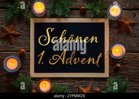 1. Dezember 2024: Frohe 1. Adventsgrüße zum ersten Adventsfest auf einem von Kerzen und Tannenzweigen umgebenen Brett. FOTOMONTAGE *** schön 1 Adventsgruß zum ersten Adventsgruß auf einer Tafel umgeben von Kerzen und Tannenzweigen. FOTOMONTAGE Stockfoto