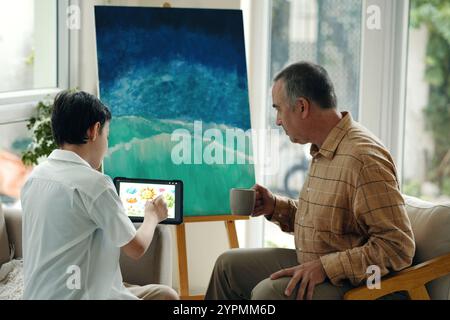 Junge, Der Seinem Opa Beibringt, Bild Zu Zeichnen Stockfoto