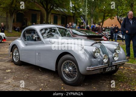 1951 Jaguar XK120 Fixed Head Coupé, ausgestellt auf der Bicester Heritage Scramble am 6. Oktober 2024. Stockfoto