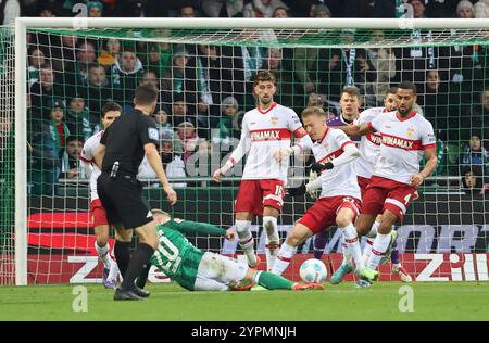 30.11.2024, wohninvest Weserstadion, Bremen, DE, 1.FBL SV Werder Bremen vs.. VfB Stuttgart im Bild/Bild zeigt Romano Schmid (Werder Bremen #20) beim Torschuss/Torschuss auf das Tor von Torwart Alexander Nübel/Nuebel (VfB Stuttgart #33) Atakan Karazor (VfB Stuttgart #16) Chris Führich/Fuehrich (VfB Stuttgart #27) und Josha Vagnoman (VfB Stuttgart #04) blocken ab Foto © nordphoto GmbH/Tauchnitz DFB VORSCHRIFTEN des DFB UNTERSAGT die VERWENDUNG von BILDSEQUENZEN ODER VIDEOSEQUENZEN. Stockfoto