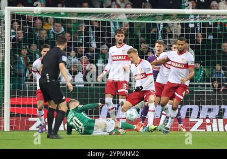 30.11.2024, wohninvest Weserstadion, Bremen, DE, 1.FBL SV Werder Bremen vs.. VfB Stuttgart im Bild/Bild zeigt Romano Schmid (Werder Bremen #20) beim Torschuss/Torschuss auf das Tor von Torwart Alexander Nübel/Nuebel (VfB Stuttgart #33) Atakan Karazor (VfB Stuttgart #16) Chris Führich/Fuehrich (VfB Stuttgart #27) und Josha Vagnoman (VfB Stuttgart #04) blocken ab Foto © nordphoto GmbH/Tauchnitz DFB VORSCHRIFTEN des DFB UNTERSAGT die VERWENDUNG von BILDSEQUENZEN ODER VIDEOSEQUENZEN. Stockfoto