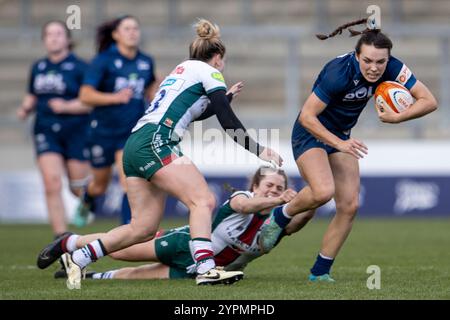 Dezember 2024; Salford Community Stadium, Salford, Lancashire, England; Allianz Premiership Womens Rugby, Sale Sharks versus Leicester Tigers; Sophbie Hopkins of Sale Sharks Women wird angepackt Stockfoto