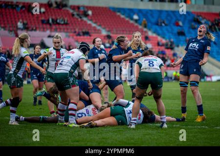 Dezember 2024; Salford Community Stadium, Salford, Lancashire, England; Allianz Premiership Womens Rugby, Sale Sharks versus Leicester Tigers; Sale feiern, dass man einen Versuch erzielt Stockfoto