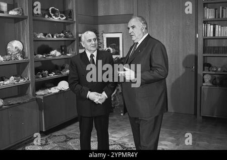 Deutschland, Bonn 07.09.1994 Archiv.: 49-12-06 Besuch Gorbatschow in Bonn Foto: Bundeskanzler Helmut Kohl und CDU und Michail Sergejewitsch Gorbatschow, Ex-Staatspraesident der Sowjetunion Besuch Gorbatschow in Bonn *** Deutschland, Bonn 07 09 1994 Archiv 49 12 06 Besuch Gorbatschow in Bonn Foto Bundeskanzler Helmut Kohl und CDU und Michail Sergejewitsch Gorbatschow, ehemaliger Präsident der Sowjetunion in Bonn Besuch Gorbatschow in Bonn Stockfoto